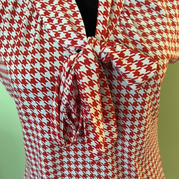 Banana Republic Red and White Houndstooth Tie Front Blouse - Picture 3 of 4
